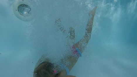 Mädchen-Schwimmt-Unter-Wasser-Zur-Lächelnden-Mutter