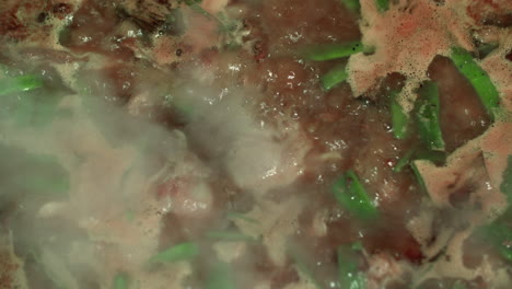 Die-Zubereitung-Von-Paella-Mit-Grünen-Bohnen-Und-Hühnchen