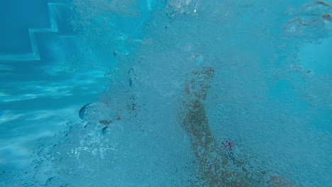 Mädchen-Schwimmt-Unter-Wasser-Zur-Mutter