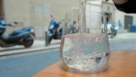 Ein-Glas-Wasser-Auf-Dem-Tisch