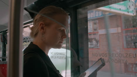Mujer-Con-Libro-Electrónico-En-El-Autobús