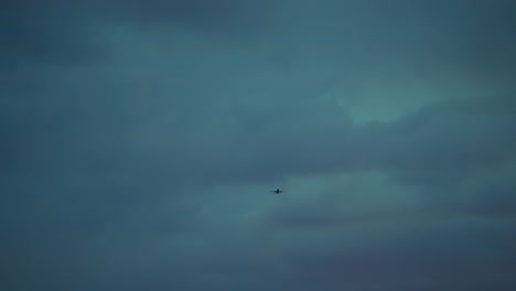 Avión-En-El-Cielo-Nublado-Del-Crepúsculo