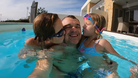 Family-selfie-in-pool