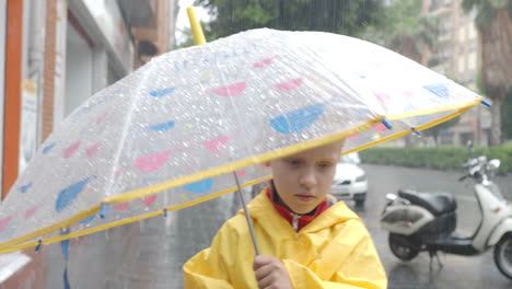 Mädchen-Mit-Einem-Regenschirm-Auf-Der-Straße