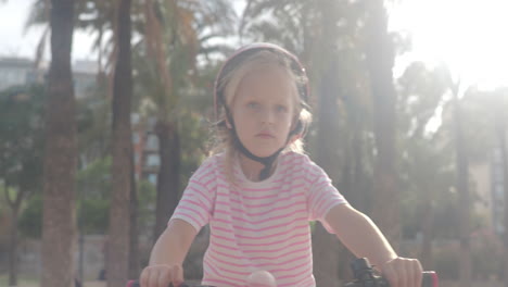 Chica-En-El-Parque-En-Bicicleta