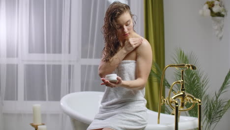 Woman-skin-care.-Close-up-of-female-hand-applying-body-cream-on-elbow-at-morning.-Woman-skin-care.-Close-up-of-female-hand-applying-body-cream-on-hand-at-morning