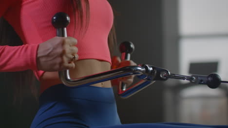 Die-Frau-Mit-Dem-Hervorragenden-Muskulösen-Körper-Pumpt-Ihren-Rücken-Und-Ihre-Schulterblätter-Am-Trainingsgerät.-Für-Bessere-Ergebnisse-Führt-Sie-Drei-Sätze-Zehnmal-Durch.