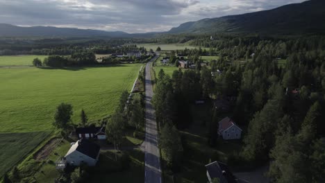 Vista-De-Una-Hermosa-Carretera,-Bosque-Y-Montañas-En-Rendalen,-Noruega