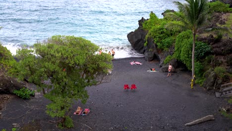 Mit-Blick-Auf-Den-Schwarzen-Sandstrand-Im-Waianapanapa-State-Park-Entlang-Der-Straße-Nach-Hana-Im-Osten-Von-Maui,-Hawaii,-Einem-Beliebten-Touristenziel-Entlang-Der-Straße-Nach-Hana