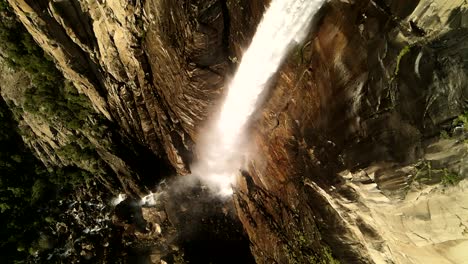 Eine-Seitenansicht,-Drohne-Und-Luftaufnahme-Der-Yosemite-Wasserfälle