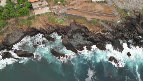 Wellen-Krachen-Auf-Felsen-In-Cidade-Velha,-Insel-Santiago,-Kap-Verde,-Afrika
