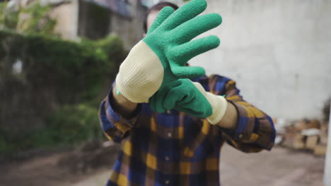 Nahaufnahme-Eines-Mannes,-Der-Handschuhe-Trägt,-Bevor-Er-Mit-Der-Arbeit-An-Seinem-Eigenen-Gartenprojekt-Beginnt