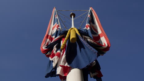 Banderas-Union-Jack-En-El-Poste-Contra-El-Cielo-Azul-En-Londres,-Reino-Unido.