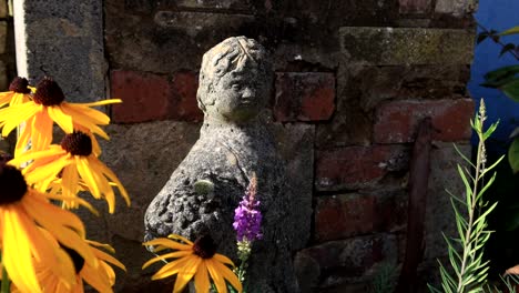Gelbe-Blume-Und-Rustikale-Statue