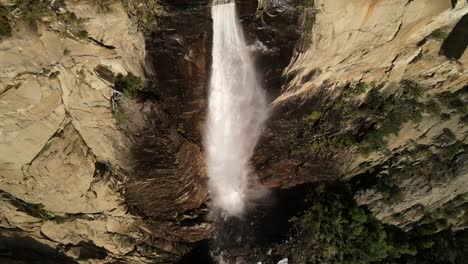 Halten-Sie-Die-Yosemite-Wasserfälle-Mit-Weitwinkel-,-Landschafts--Und-Luftaufnahmen-Fest,-Die-Von-Der-Ferne-Bis-Zur-Nahaufnahme-Reichen