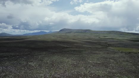 Norwegen-Luftbild-Grüne-Berglandschaft