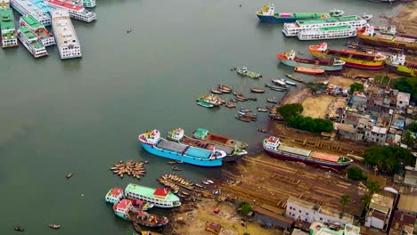 Filmische-Luftaufnahmen-Entlang-Der-Buriganga-Und-Der-Dhaka-Werft