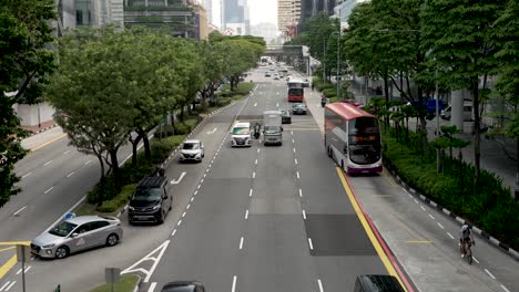 Eine-Zeitlupenaufnahme-Von-Oben-Von-Fahrzeugen,-Die-Auf-Ihrem-Täglichen-Weg-Zur-Arbeit-In-Der-Modernen-Stadt-Singapur-Entlang-Der-Eu-Tong-Sen-Street-Fahren