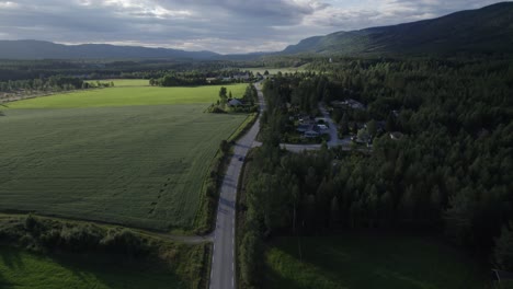 Vista-Aérea-Sobre-La-Carretera-Que-Conduce-A-Rendalen-En-Noruega