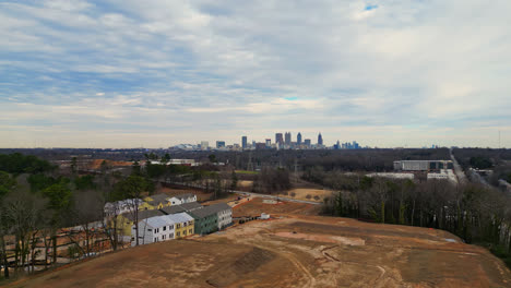 Eigentumswohnungsbau-Mit-Blick-Auf-Die-Skyline-Gebäude-Der-Innenstadt-Von-Atlanta-Im-Hintergrund,-Georgia,-USA