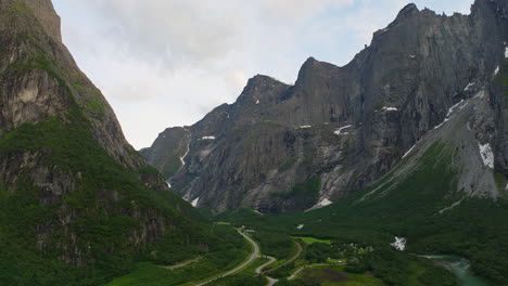 Imposantes-Norwegisches-Wahrzeichen,-Trollveggen,-Gemeinde-Rauma,-Norwegen