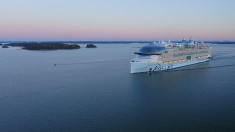 Das-Größte-Kreuzfahrtschiff-Der-Welt,-Ikone-Der-Meere,-Während-Der-Zweiten-Probefahrt-Im-Finnischen-Archipel-Im-Morgengrauen