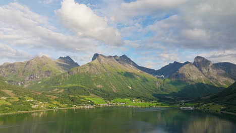 Weitwinkel-Luftaufnahme-Der-Atemberaubenden-Skandinavischen-Landschaft-Und-Des-Fjords