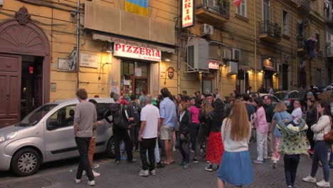 Clientes-Haciendo-Cola-En-L&#39;antica-Pizzeria-Da-Michele-En-Nápoles,-Italia---Plano-General