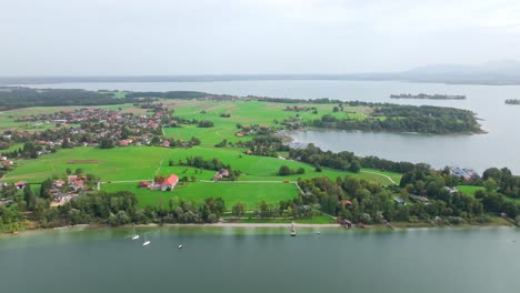 Vista-Aérea-De-La-Exuberante-Isla-Verde-En-El-Lago-Chiemsee-En-Baviera,-Alemania