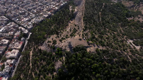Hohe-Kreisende-Luftaufnahme-über-Dem-Philopappos-Denkmal-In-Athen
