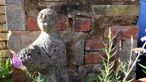 Rustikale-Statue-Und-Gartenmauer