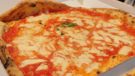 Una-Deliciosa-Pizza-De-L&#39;antica-Pizzeria-Da-Michele-En-Nápoles,-Italia---Primer-Plano