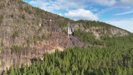 Wasserfall,-Der-Von-Hohen-Felsen-Eines-Berges-In-Norwegen-Fällt