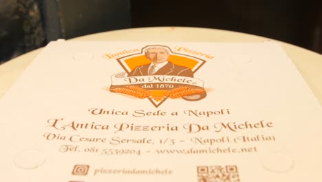 L'Antica-Pizzeria-da-Michele---Pizza's-Distinctive-Logo-on-the-Box---Naples,-Italy---Close-Up