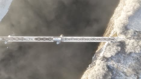 Neblige-Vogelperspektive-Einer-Verlassenen-Bahnbrücke-In-Norwegen