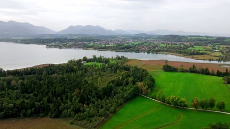 Lago-Chiemsee-Y-Sus-Alrededores-Con-Vistas-A-Los-Brumosos-Alpes-Chiemgau-En-Segundo-Plano.