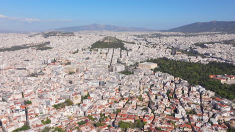 Hohe-Luftaufnahme-über-Dem-Zentrum-Von-Athen,-Die-Die-Akropolis-Freigibt