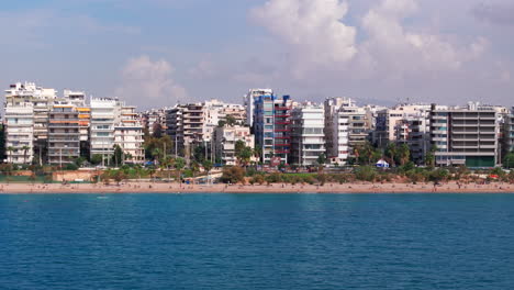Enge-Luftbildaufnahme-Entlang-Der-Strandpromenade-Von-Athen