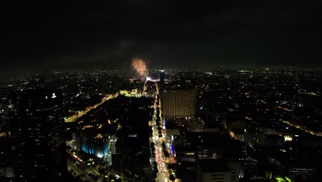 Aufnahme-Eines-Roten-Feuerwerks-Während-Des-Unabhängigkeitstages-In-Mexiko-Stadt-2023