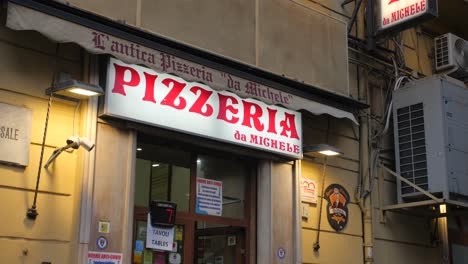 L&#39;antica-Pizzeria-Da-Michele-Señalización-En-La-Entrada---Pizzería-En-Nápoles,-Italia---Primer-Plano