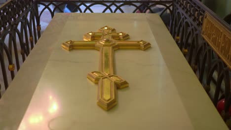 Marmorsarg-Mit-Orthodoxem-Kreuz-Des-Russischen-Zaren-In-Der-Peter-und-Paul-Kathedrale-Von-Sankt-Petersburg
