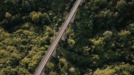 Drone-4K-footage-of-the-Ponte-Ferroviario-Sul-Fiume-Serchio,-a-train-bridge-near-Garfagna,-a-historical-region-in-central-Italy