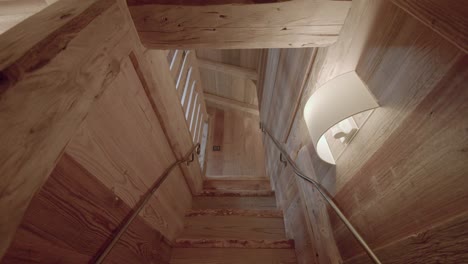 Rückwärtsaufnahme-Einer-Einzigartigen-Holztreppe-Im-Inneren-Des-Hauses