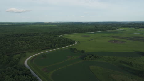 Vista-Aérea-Del-área-De-Conservación-De-Vida-Silvestre-De-Cuatro-Ríos-Con-árboles-Verdes,-Ríos-Y-Humedales-En-Missouri,-Estados-Unidos