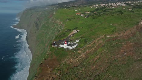 Drohne-Steigt-Auf-Und-Umkreist-Den-Leuchtturm-Ponta-Do-Pargo-Auf-Madeira,-Portugal