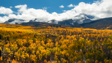 Zeitraffer-Kebler-Pass-Filmisch-Crested-Butte-Gunnison-Colorado-Jahreszeiten-Absturz-Frühherbst-Espe-Rot-Gelb-Orange-Wald-Winter-Erster-Schnee-Kalter-Morgen-Wolken-Rollende-Felsige-Berggipfel-Zoom