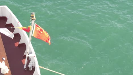 Volando-En-El-Viento-En-La-Popa-Del-Barco,-Bandera-Nacional-Y-Emblema-De-China