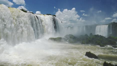 Erstaunliche-Naturlandschaft-Und-Lange,-Raue-Wasserfälle,-Die-Auf-Grün-Gefärbten-Felsboden-In-Den-Iguacu-Wasserfällen,-Brasilien,-Südamerika,-Fallen,-Riesiges,-Helles-Wasserfalltal,-Versteckt-Im-Großen-Grünen-Dschungel