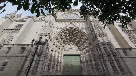 Majestuosa-Fachada-De-La-Catedral-De-Sevilla-En-Sevilla,-España
