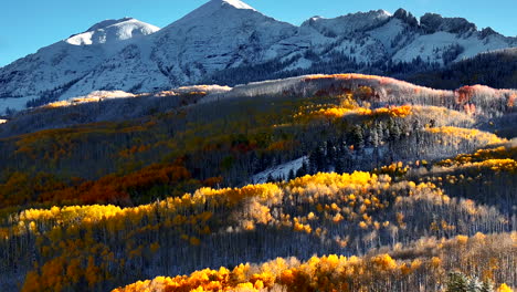 Kebler-Pass,-Filmische-Luftaufnahme,-Drohne,-Morgenlicht,-Crested-Butte,-Gunnison,-Colorado,-Jahreszeiten,-Absturz,-Frühherbst,-Espe,-Rot,-Gelb,-Orange,-Wald,-Winter,-Erster-Schnee,-Felsige-Berggipfel,-Vorwärtsbewegung